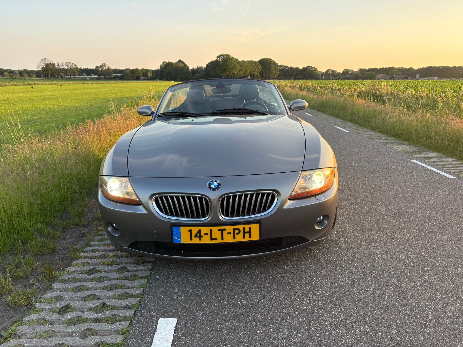 BMW Z4 3.0 I Roadster 2003 Grijs, top staat!, Achterwielaandrijving, Zwart, Cabriolet, 75 €/maand