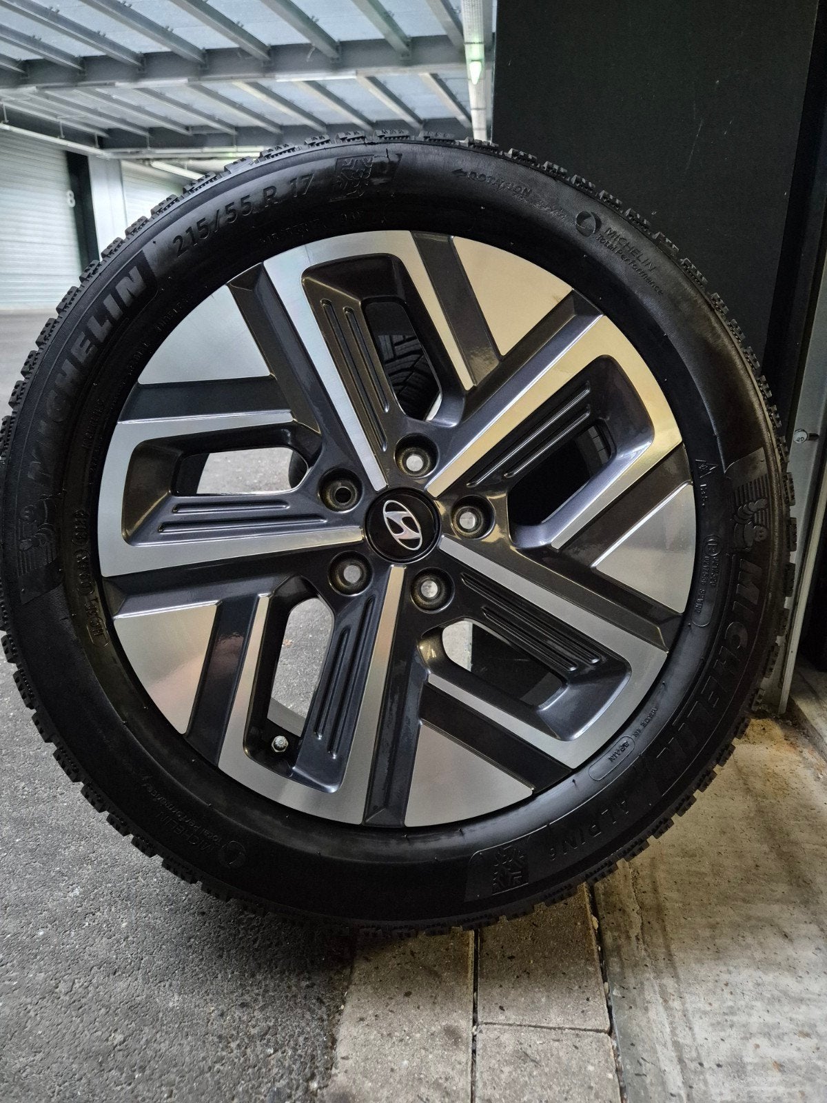 17inch ORGINEEL HYUNDAI KONA WINTERSET met TPMS, Ophalen, 215 mm, Banden en Velgen, 17 inch