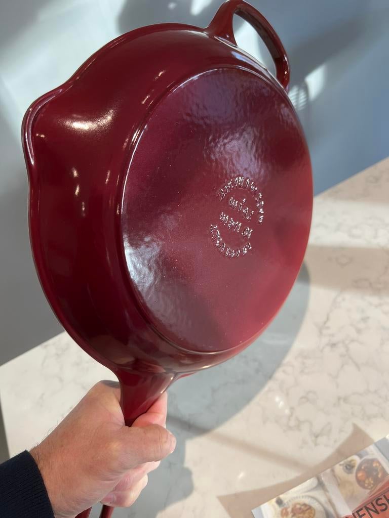 Nieuwe Le Creuset Skillet, Rhone/Garnet 26 cm, Gietijzer, Nieuw, Ophalen of Verzenden, Keramische plaat