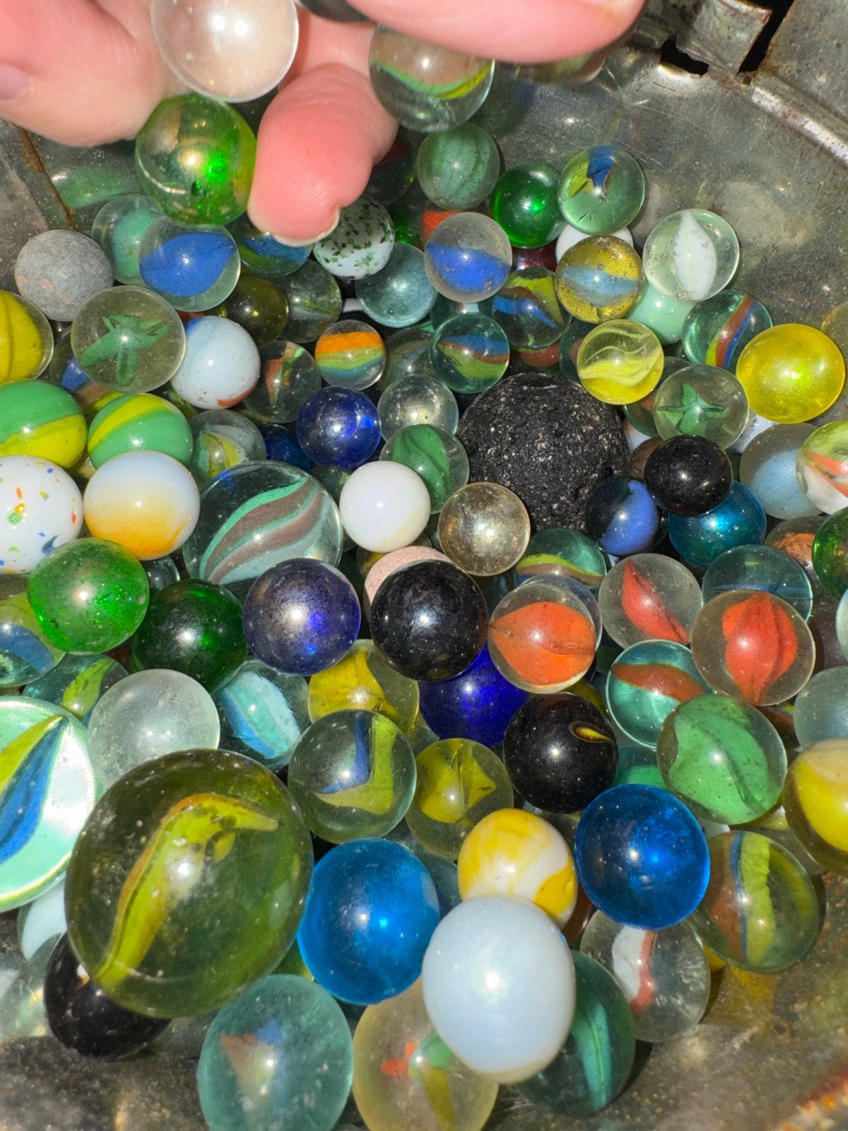 Grote verzameling knikkers in vintage blikken emmer, Gebruikt, Meerkleurig, Ophalen of Verzenden, Knutselmateriaal