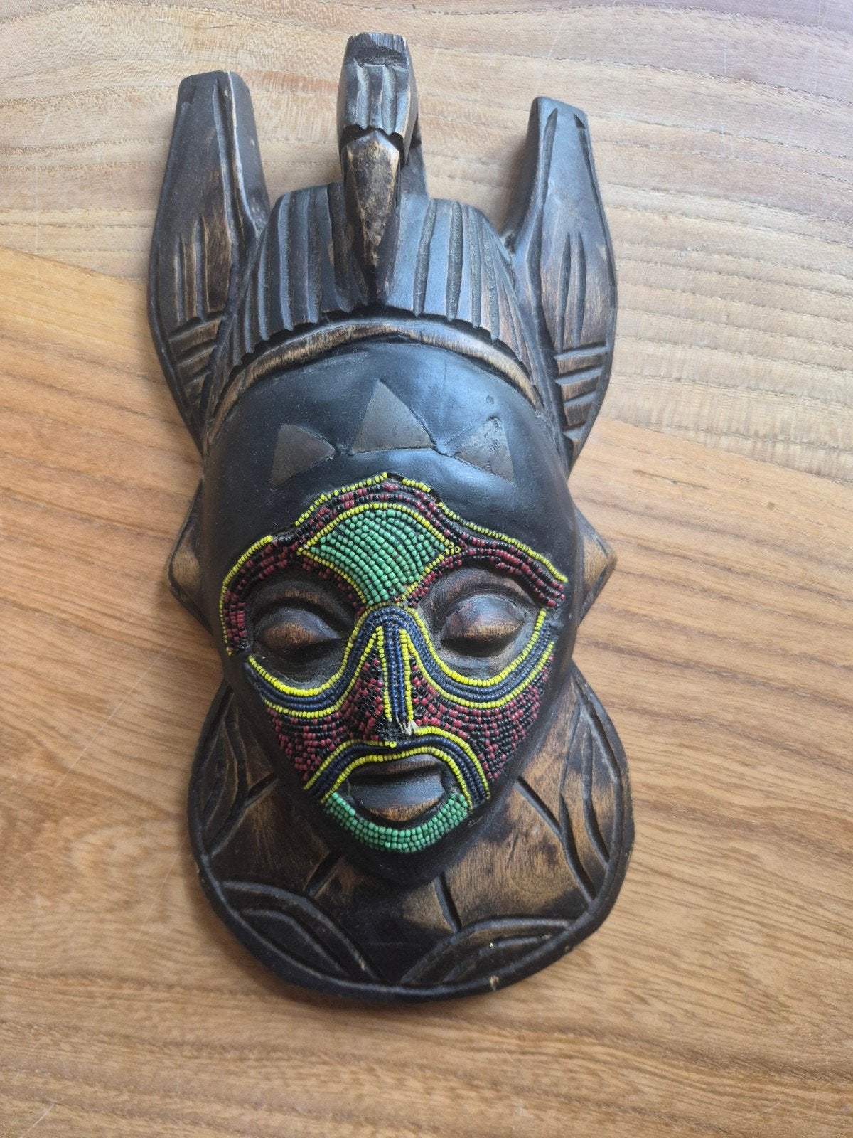 Decoratief Afrikaans masker van hout met kralen, Afrika, Masker, Meerkleurig, Gesneden