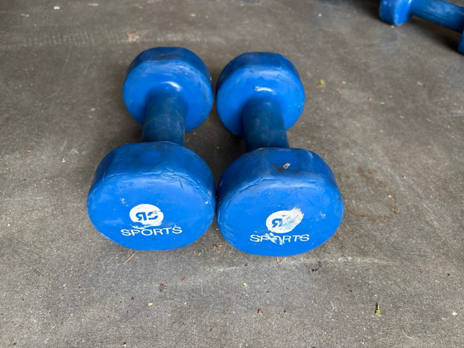 2 x 4 kg rubberen  dumbbells gewichten blauw, Sport en Fitness, Gebruikt, Blauw, Ophalen of Verzenden, 2 x 4 kg