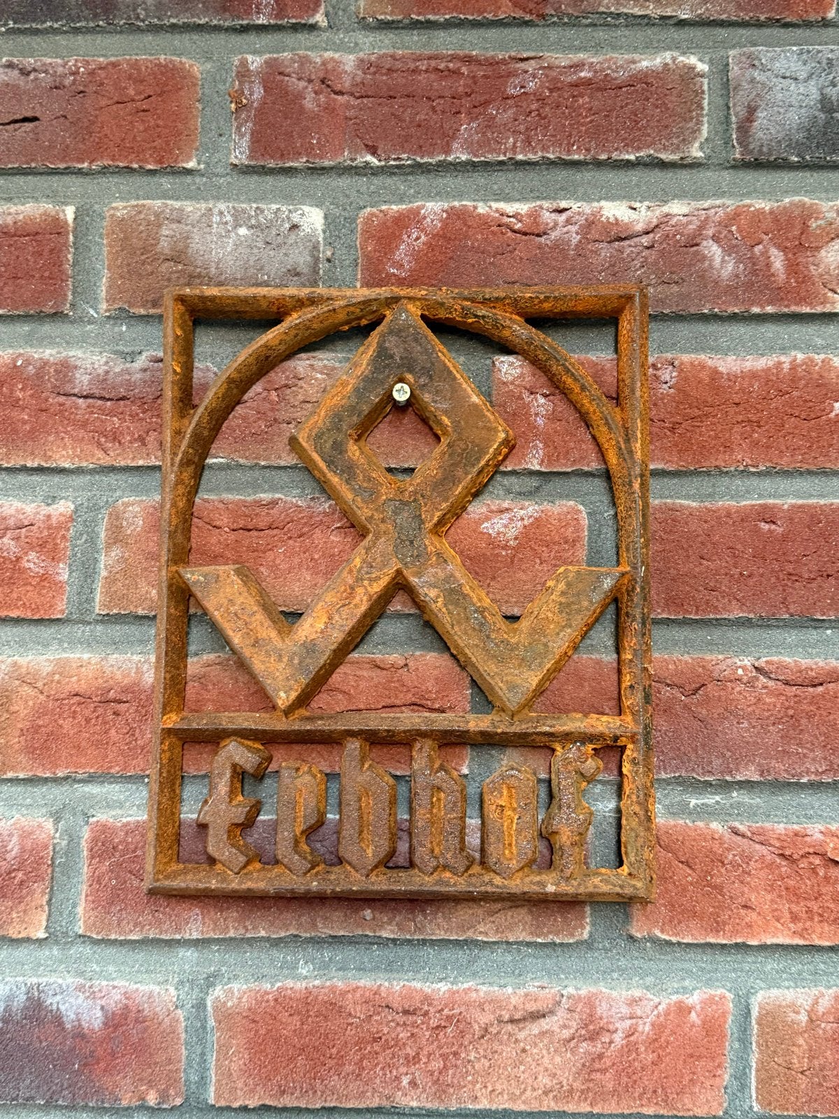 Rustiek gietijzeren 'Erbhof' bord ww2 duits german, Ophalen of Verzenden, Overige soorten