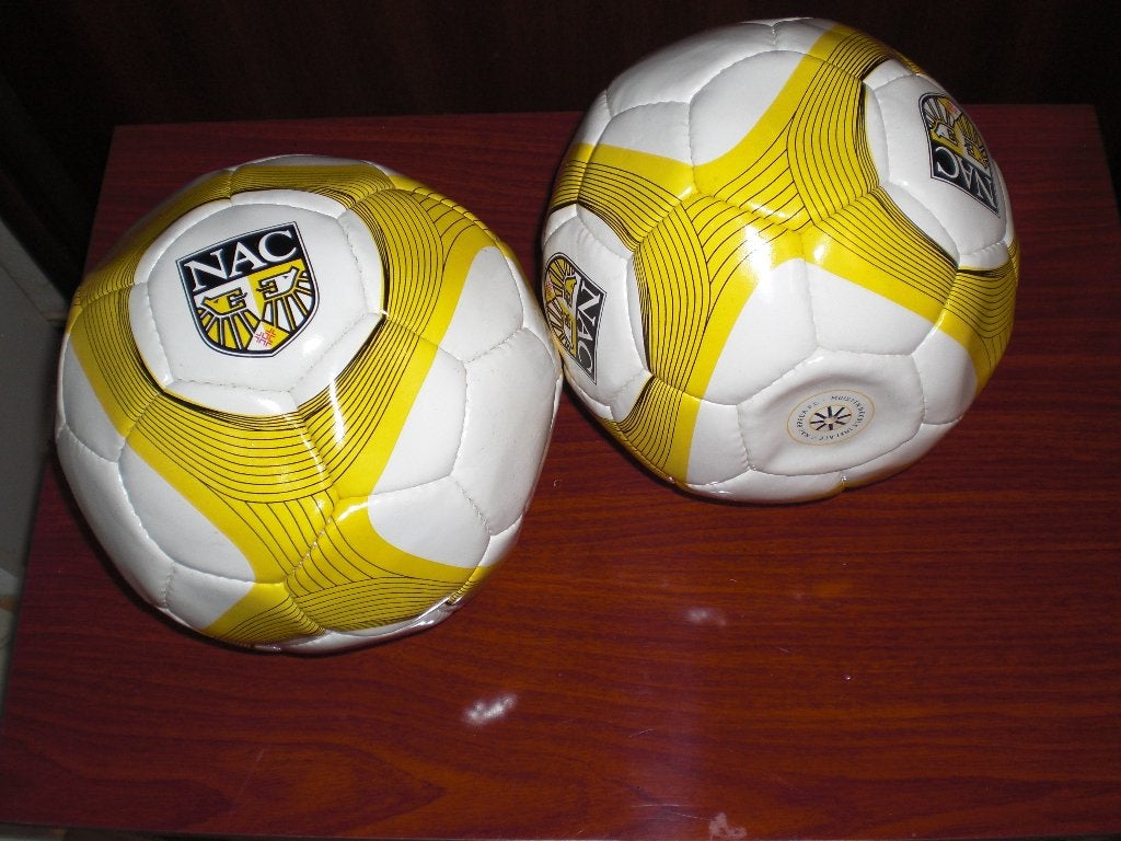 2 voetballen NAC Nieuw!, Maat XL, Ophalen of Verzenden, Nieuw, Bal
