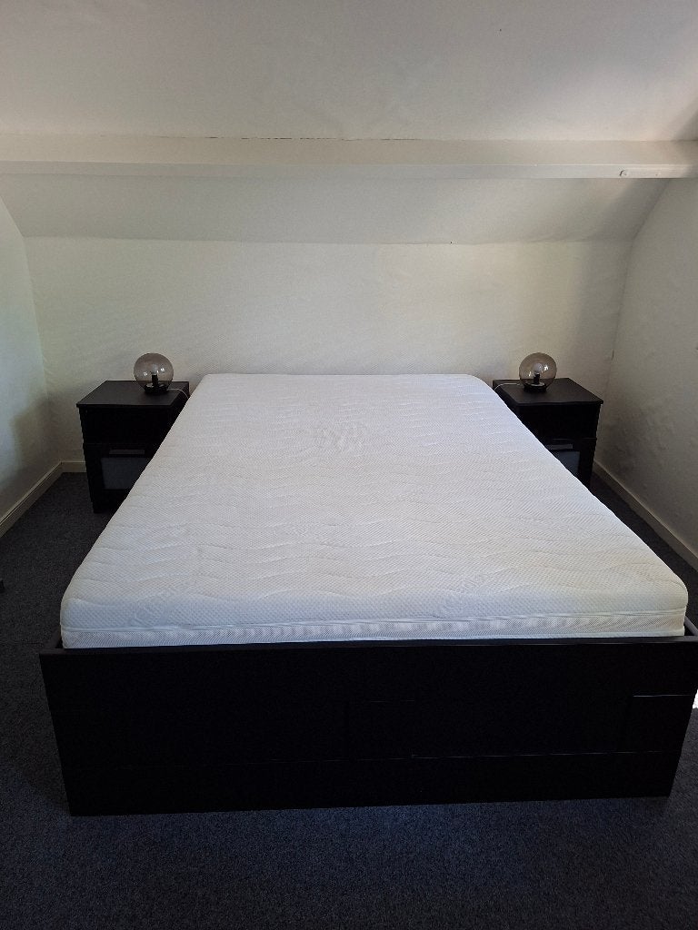 Bed met laden, 2 kastjes, 2 lampjes en matras, Huis en Inrichting, Slaapkamer | Bedden, Ophalen, Gebruikt, Zwart, Twijfelaar