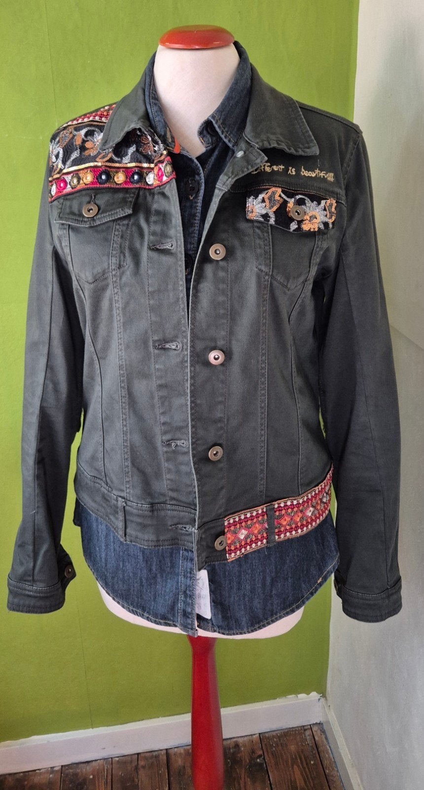 Desigual spijkerjasje met borduursels - Maat 38/40 (M), Maat 38/40 (M), Ophalen of Verzenden, Zo goed als nieuw, Desigual