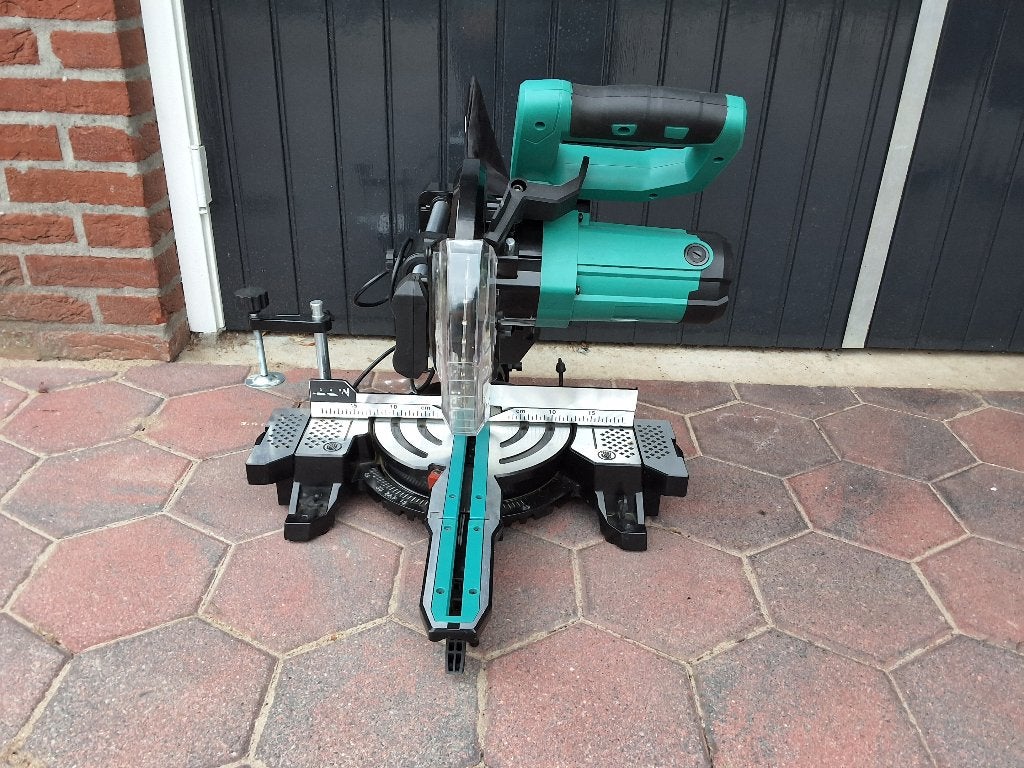 Nieuw! VONROC afkortzaag 2200W en verstekzaag laser en LED, Doe-het-zelf en Verbouw, Nieuw, Afkortzaag, 30 tot 70 mm, 1200 watt of meer