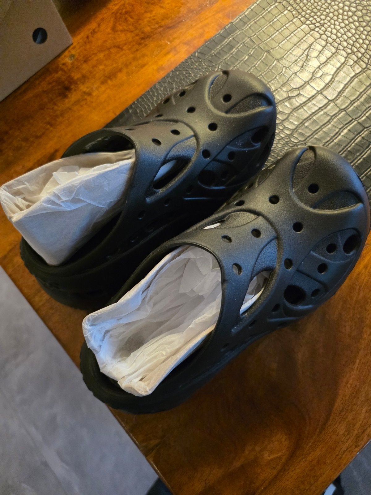 Splinternieuwe Crocs EU maat 9 (= 39/40) zwart, Nieuw, Ophalen of Verzenden, Crocs, Instappers