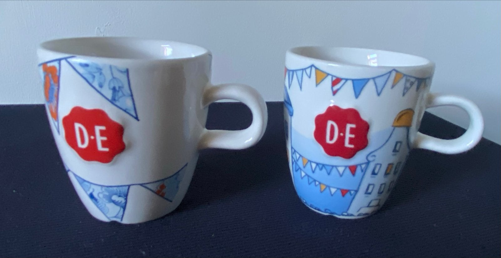 2 Verschillende Douwe Egberts mokjes in Delfts Blauw stijl., Overige materialen, Overige merken, Zo goed als nieuw, Delftsblauw