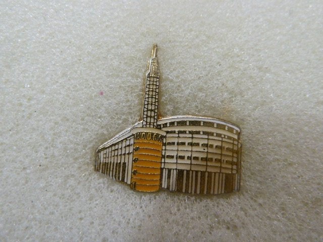 Vintage pin: Gebouw met Toren, Ophalen of Verzenden, Gebruikt, Stad of Land, Speldje of Pin