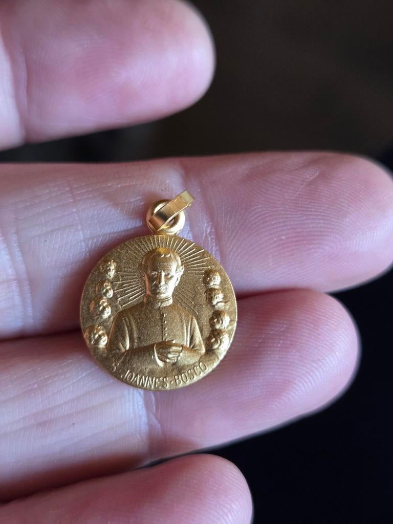 Gouden kleurige Medaille Hanger met Johannes Bosco, Overige voorstellingen, Ophalen of Verzenden, Zo goed als nieuw, Goud