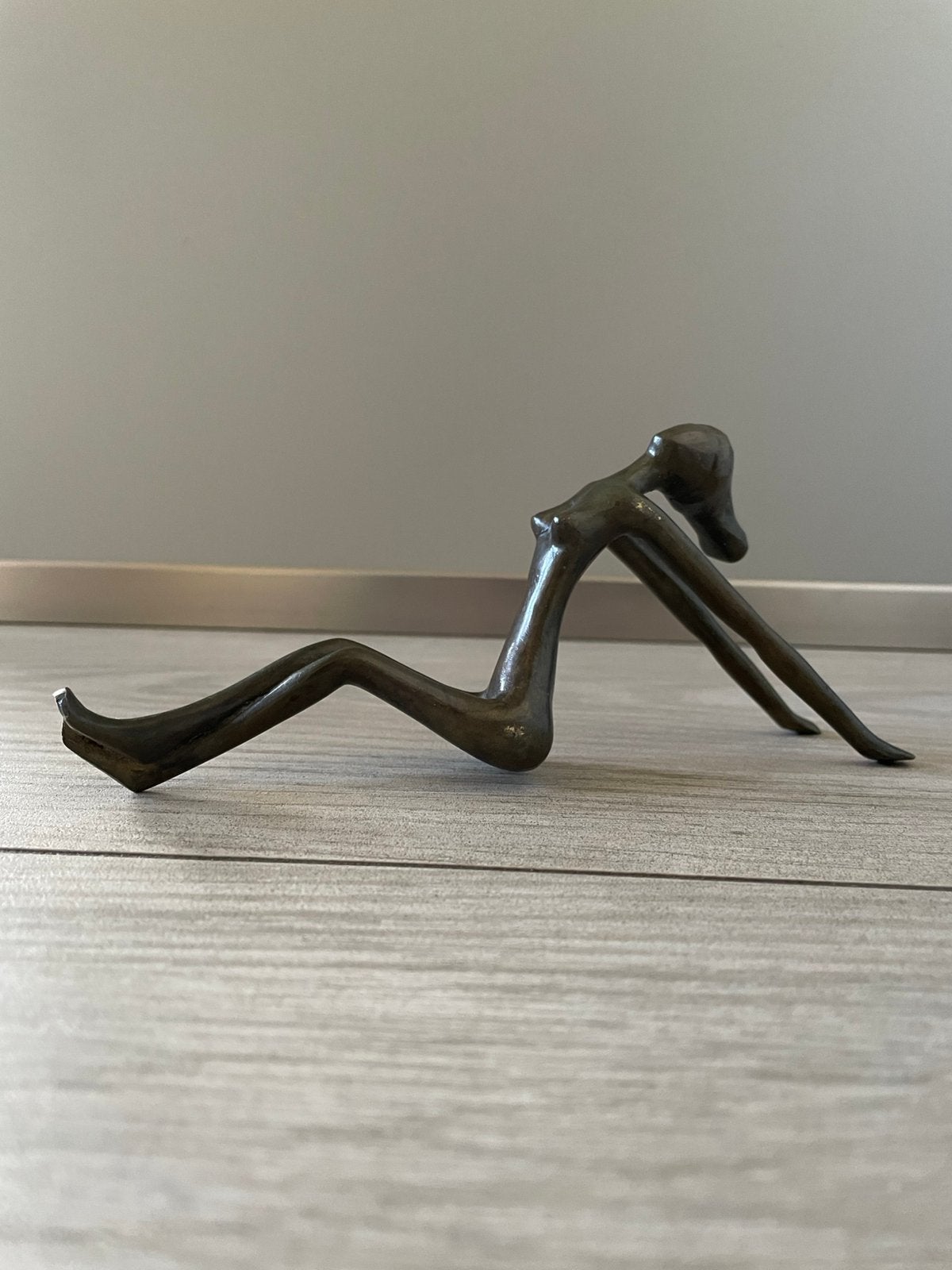 Bronzen beeldje van een meisje -  vrouw  - gestileerd beeld, Minder dan 20 cm, Ophalen of Verzenden, Beeld, Bruin
