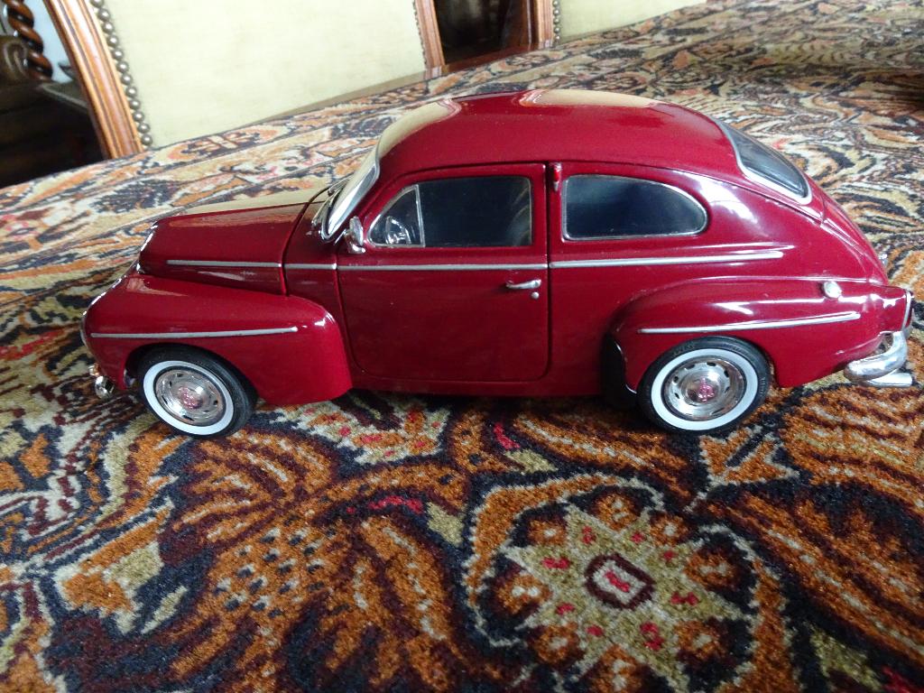 MOOIE VOLVO PV 544/ ROOD  VAN REVELL  1;18  ZONDER DOOS, Hobby en Vrije tijd, Modelauto's | 1:18, Ophalen of Verzenden, Zo goed als nieuw