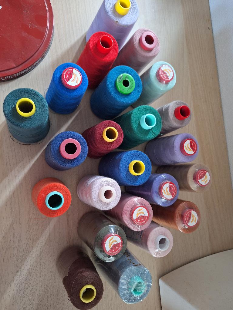 Grote klossen borduurgaren, Ophalen of Verzenden, Zo goed als nieuw, Machineborduren, Borduurgaren of Zijde
