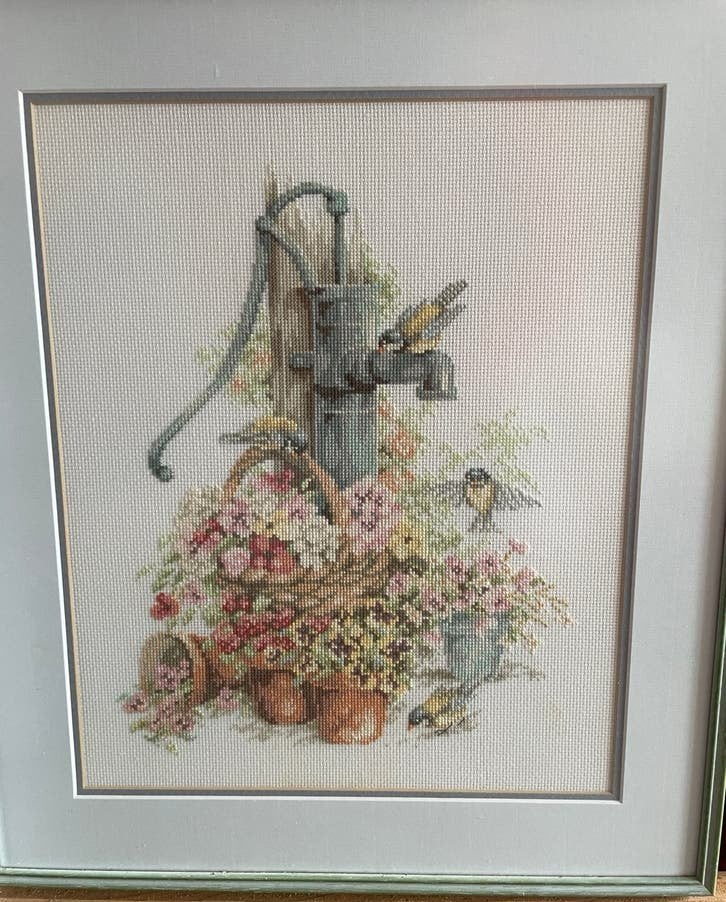Geborduurd schilderij marjolein Bastin met o.a. waterpomp, Hobby en Vrije tijd, Ophalen of Verzenden, Zo goed als nieuw, Handborduren