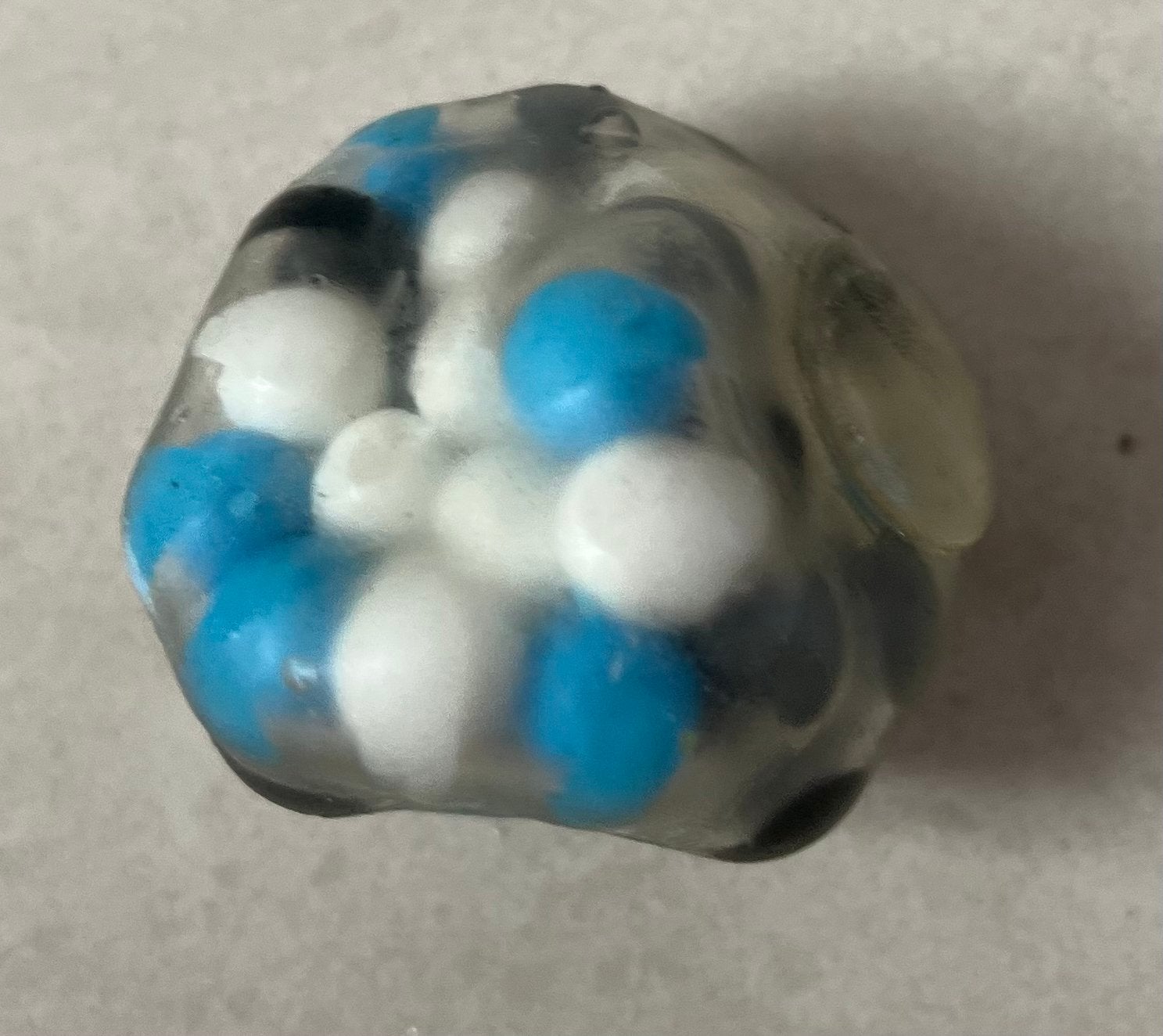 Squishy stressbal met blauwe en witte balletjes, Ophalen of Verzenden, Zo goed als nieuw