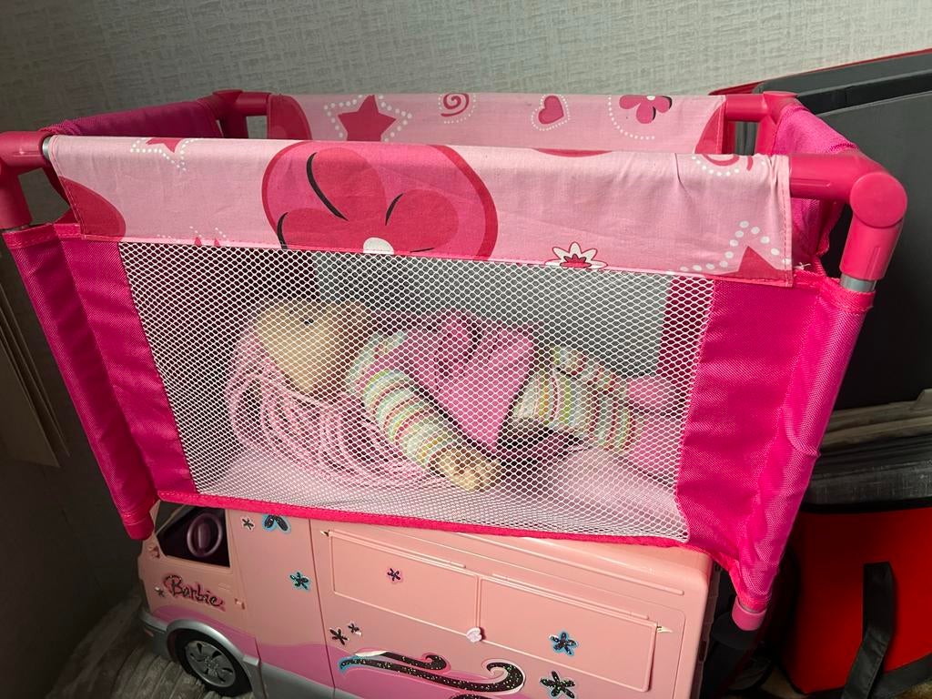 Roze poppenbedje/reiswiegje voor Barbie of pop, Ophalen of Verzenden, Zo goed als nieuw