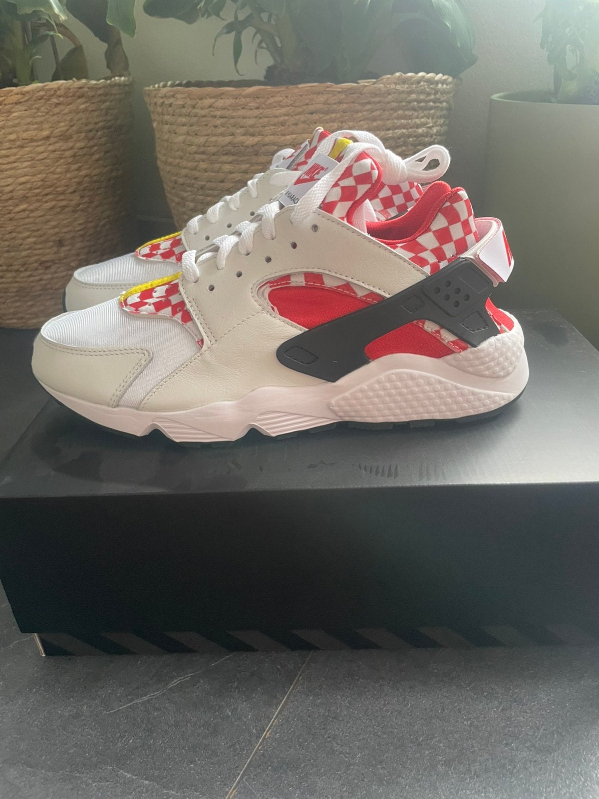 Nike Air Huarcahe Liverpool! Nieuw! Maat 43! OG!, Overige kleuren, Nieuw, Ophalen of Verzenden, Sneakers of Gympen