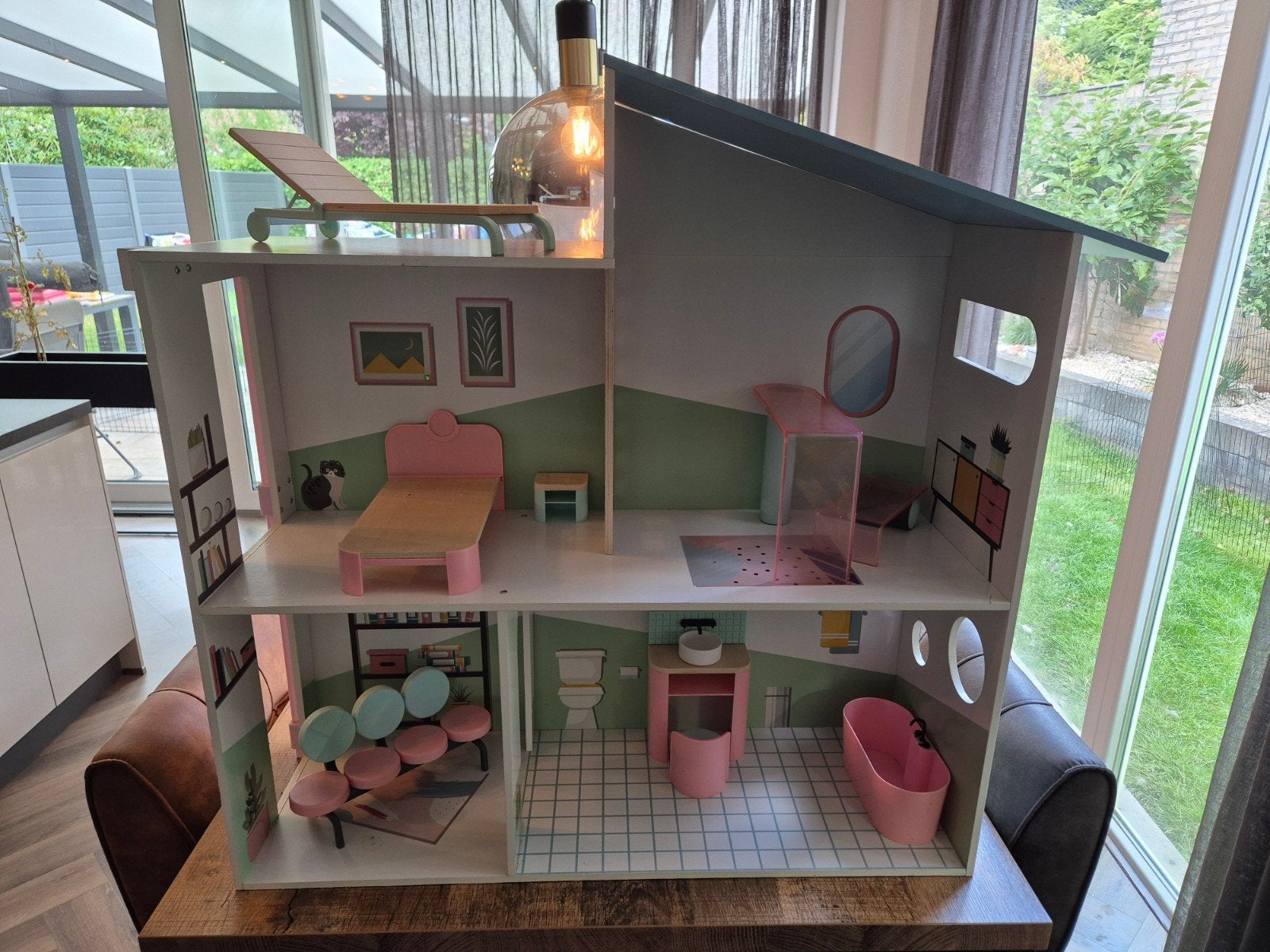 Grote poppenhuis met accessoires en poppen, Ophalen, Barbie