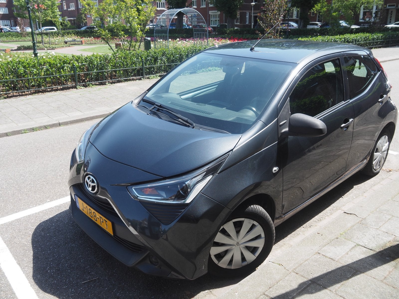 Toyota Aygo 1.0 Vvt-i X-fun 72pk 5D 2020 Grijs, Voorwielaandrijving, Stof, Zwart, 4 stoelen