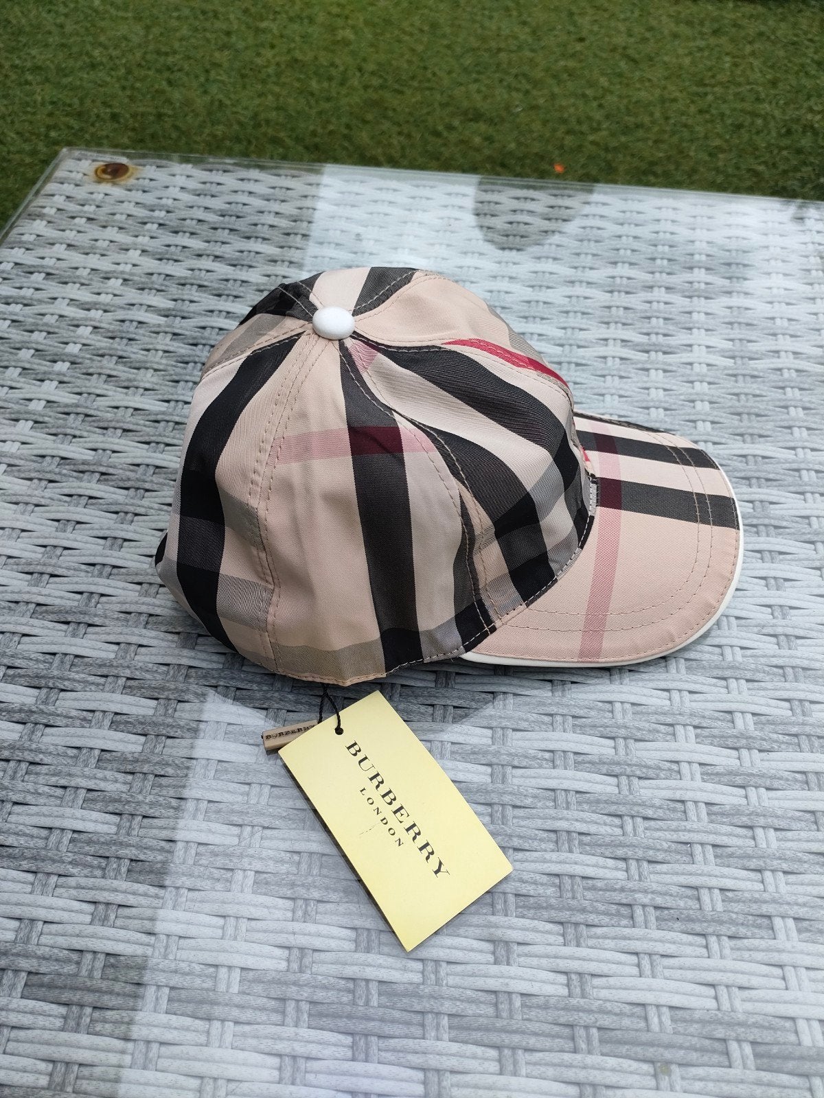 Nieuwe Burberry pet - Ongebruikt met labels, Nieuw, Pet, Burberry, One size fits all