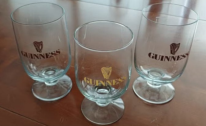 drie guinness bierglazen op voet, Ophalen of Verzenden, Zo goed als nieuw, Glas of Glazen, Overige merken