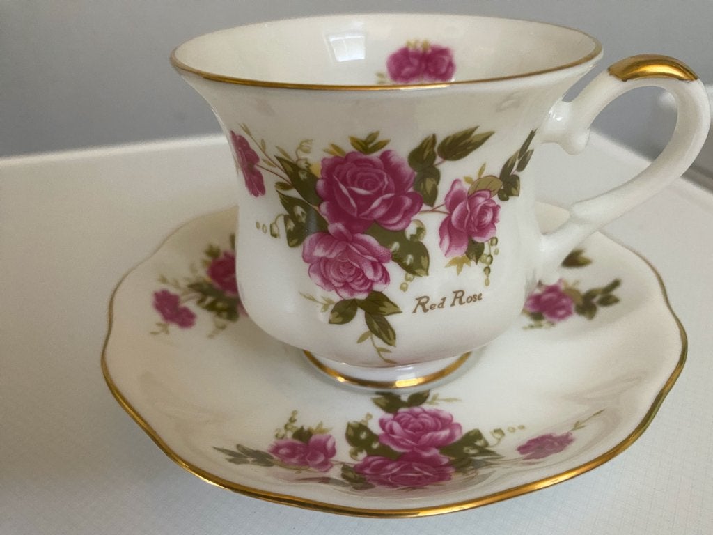 Kop en Schotel Royal Ascot " Red Rose", Ophalen of Verzenden, Zo goed als nieuw, Porselein, Kop en/of schotel