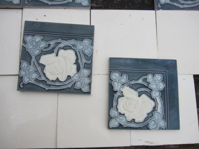 37 Prachtige jugendstil randtegels warmgrijs met witte roos, Antiek en Kunst, Ophalen