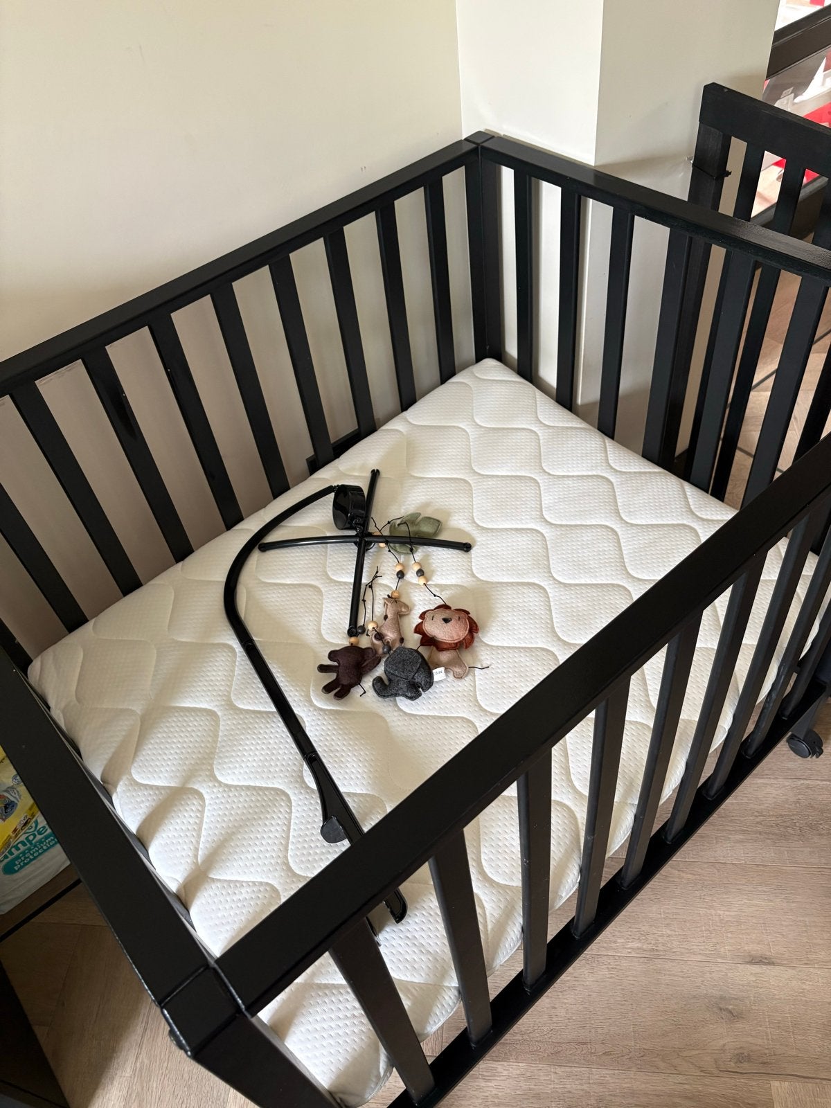Zwart Box op wielen met matras en mobiel, Ophalen, Gebruikt, Vierkant, Wieltjes