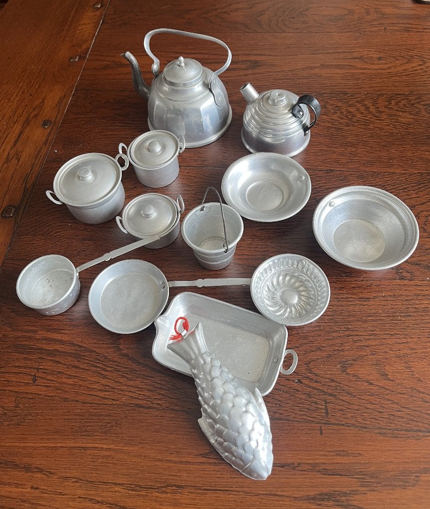 Antieke poppenhuis pannen, bestek, servies, Verzamelen, Poppenhuizen en Toebehoren, Ophalen of Verzenden, Gebruikt, Poppenhuis