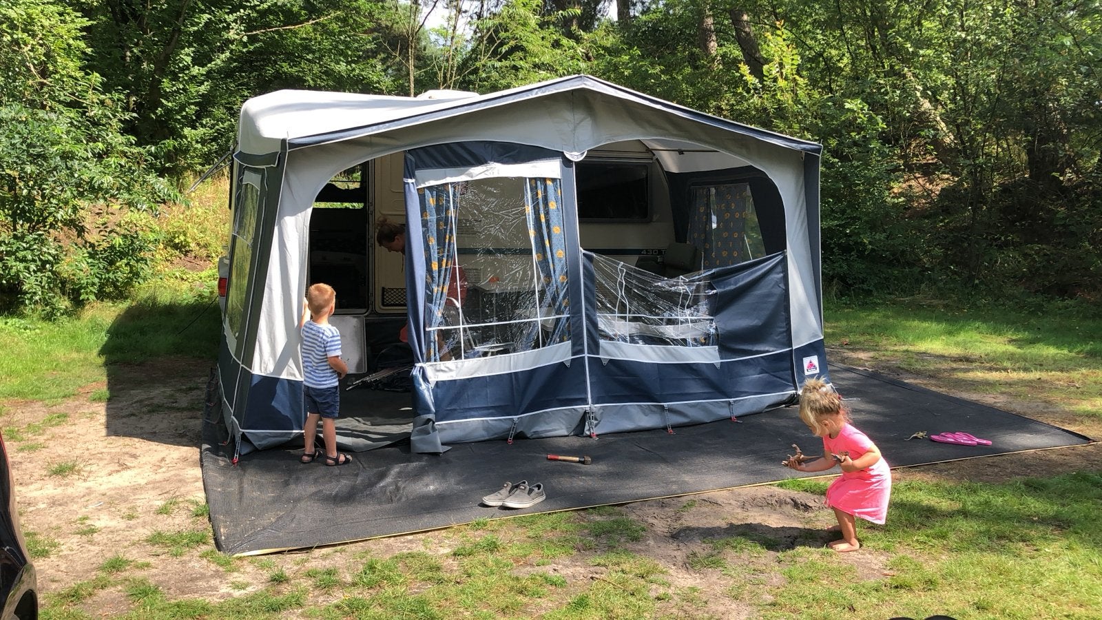 Nette Beyerland 430td Quartz met voortent en luifel, Vast bed, Kachel, Treinzit, 750 - 1000 kg