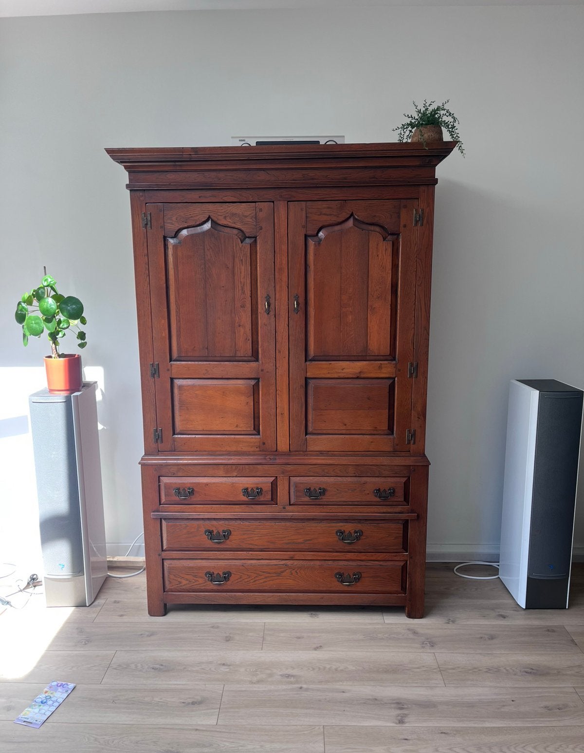 Landelijke rustieke kast, Ophalen, Eikenhout, Zo goed als nieuw, Landelijk koloniaal rustiek tijdloos klassiek