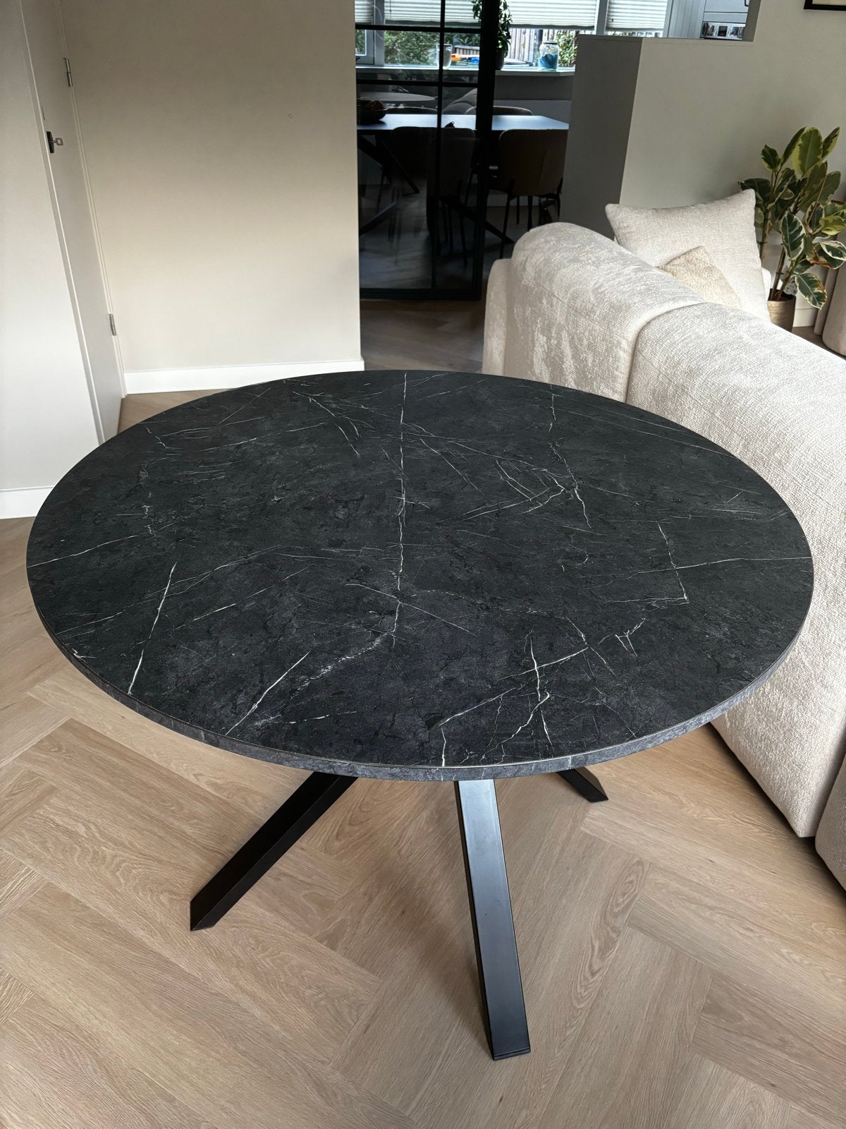 Ikea Mariedamm zwarte ronde eettafel, 105 cm diameter, Huis en Inrichting, Ophalen, Overige materialen, Gebruikt, 100 tot 150 cm
