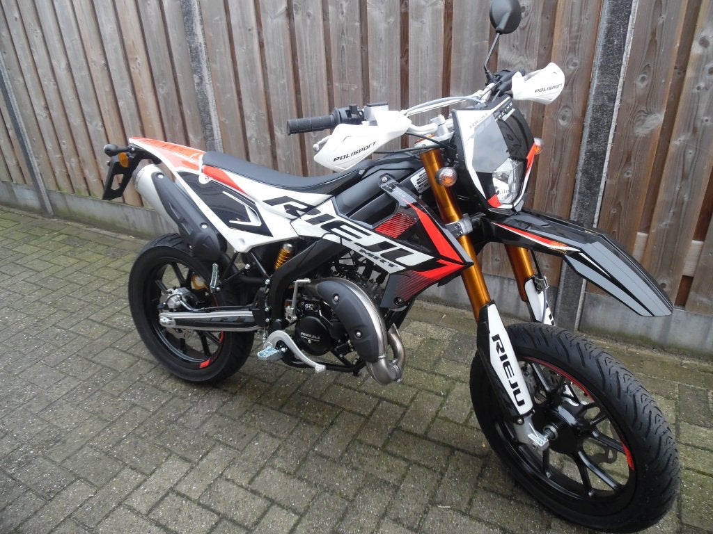 AKTIE NIEUWE Rieju MRT 50 sm PRO White/Red/Black 2026 0km E5, 6 versnellingen, Nieuw, Ophalen of Verzenden, Borrassa 41-45 17600 Figueres Spanje