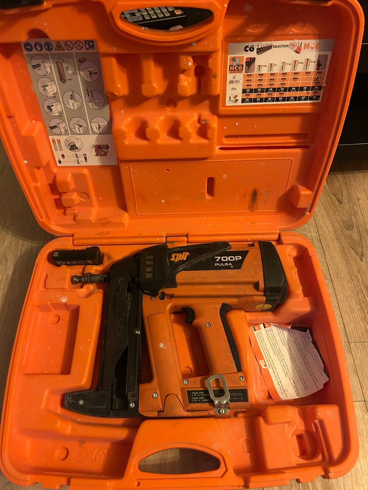 Spit 700P Pulsa tacker incl. lader en extra accu, Ophalen, Gebruikt, Tacker/nietmachine, Overige merken