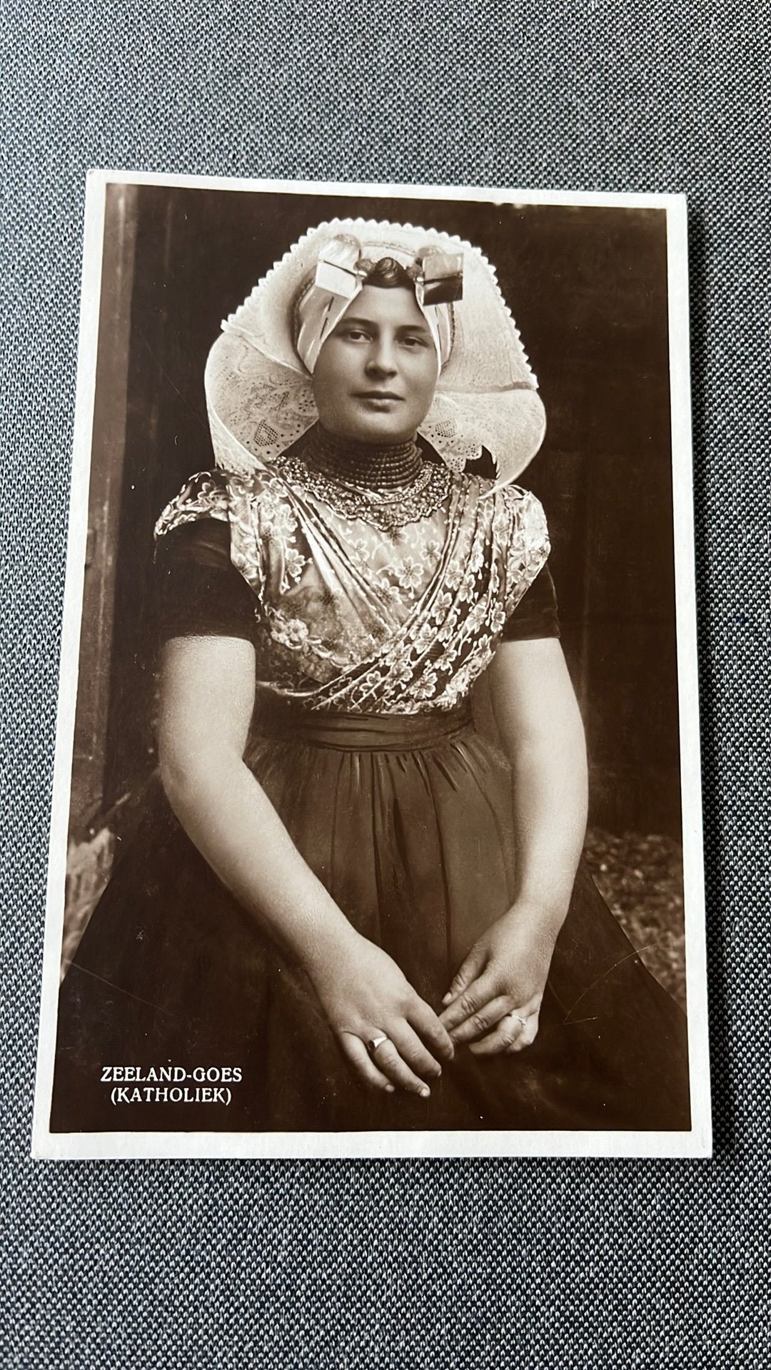 Goes meisje in klederdracht hoofdijzers, Ophalen of Verzenden, 1940 tot 1960, Ongelopen, Klederdracht