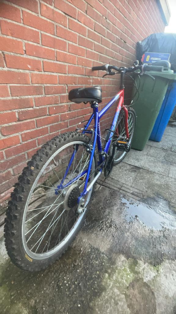 Gebruikte mountainbike, rood/blauw, Gebruikt, Velgrem, Dames, Geen vering