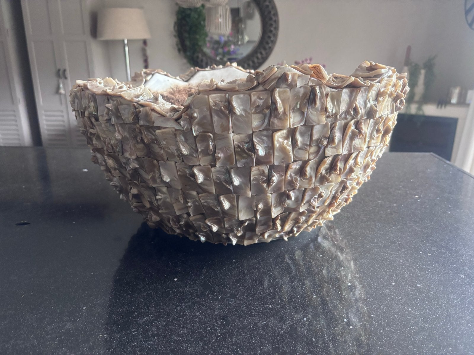 Grote Schelpenvaas - Beige en Wit, Huis en Inrichting, Woonaccessoires | Vazen, Ophalen, Gebruikt, Handgemaakt, Beige