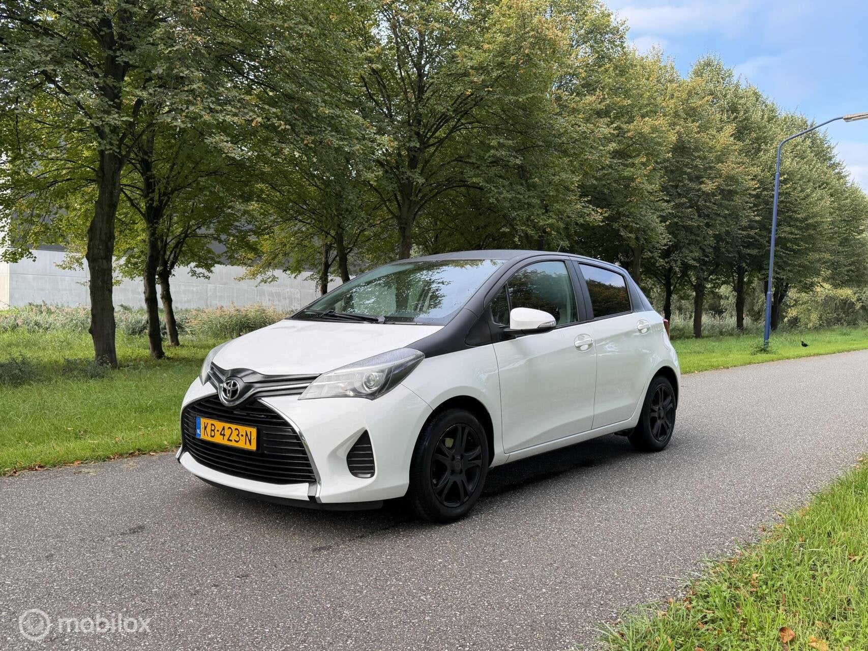 Toyota Yaris 1.0 VVT-i Aspiration Bi-Tone*SCHERM*AIRCO*NAP, Auto's, Voorwielaandrijving, Start-stop-systeem, 527 kg, Handgeschakeld