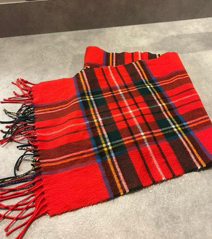 Sjaal in engelse ruit, Ophalen of Verzenden, Zo goed als nieuw, Maat 46/48 (XL) of groter, Sjaal