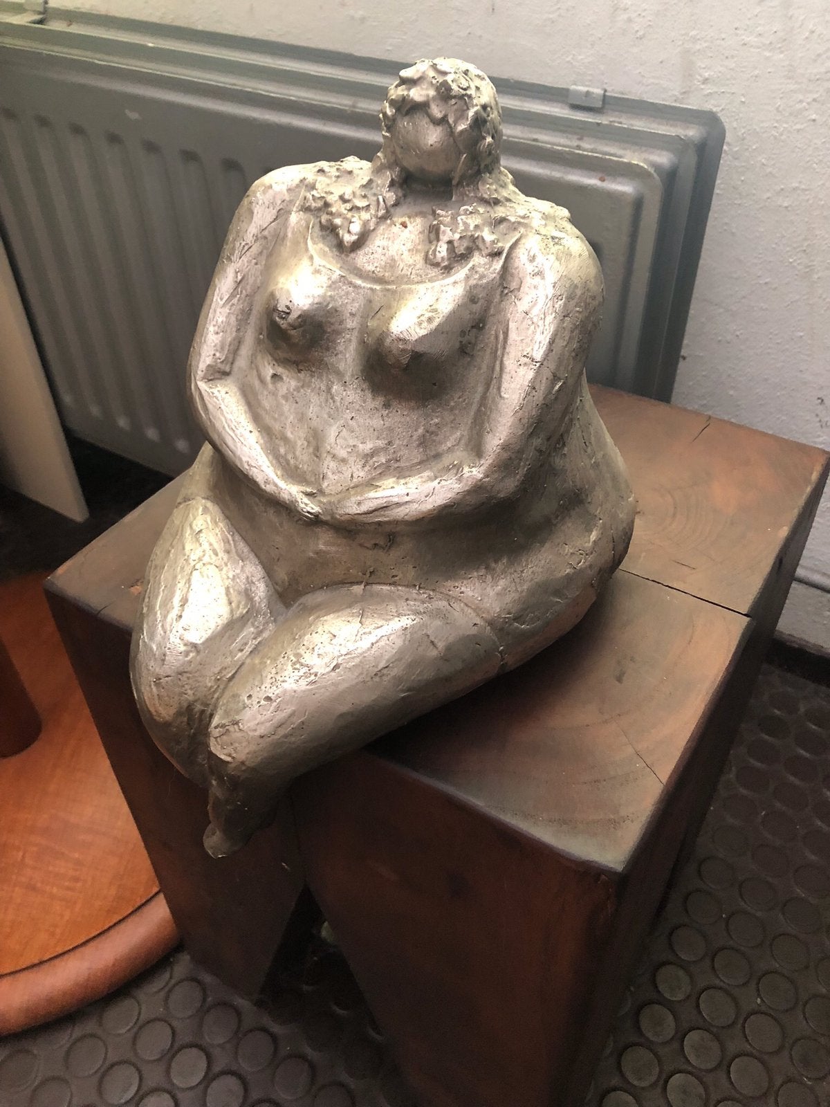 bronzen beeld van zittende vrouw, Ophalen of Verzenden, Beeld, Metaal