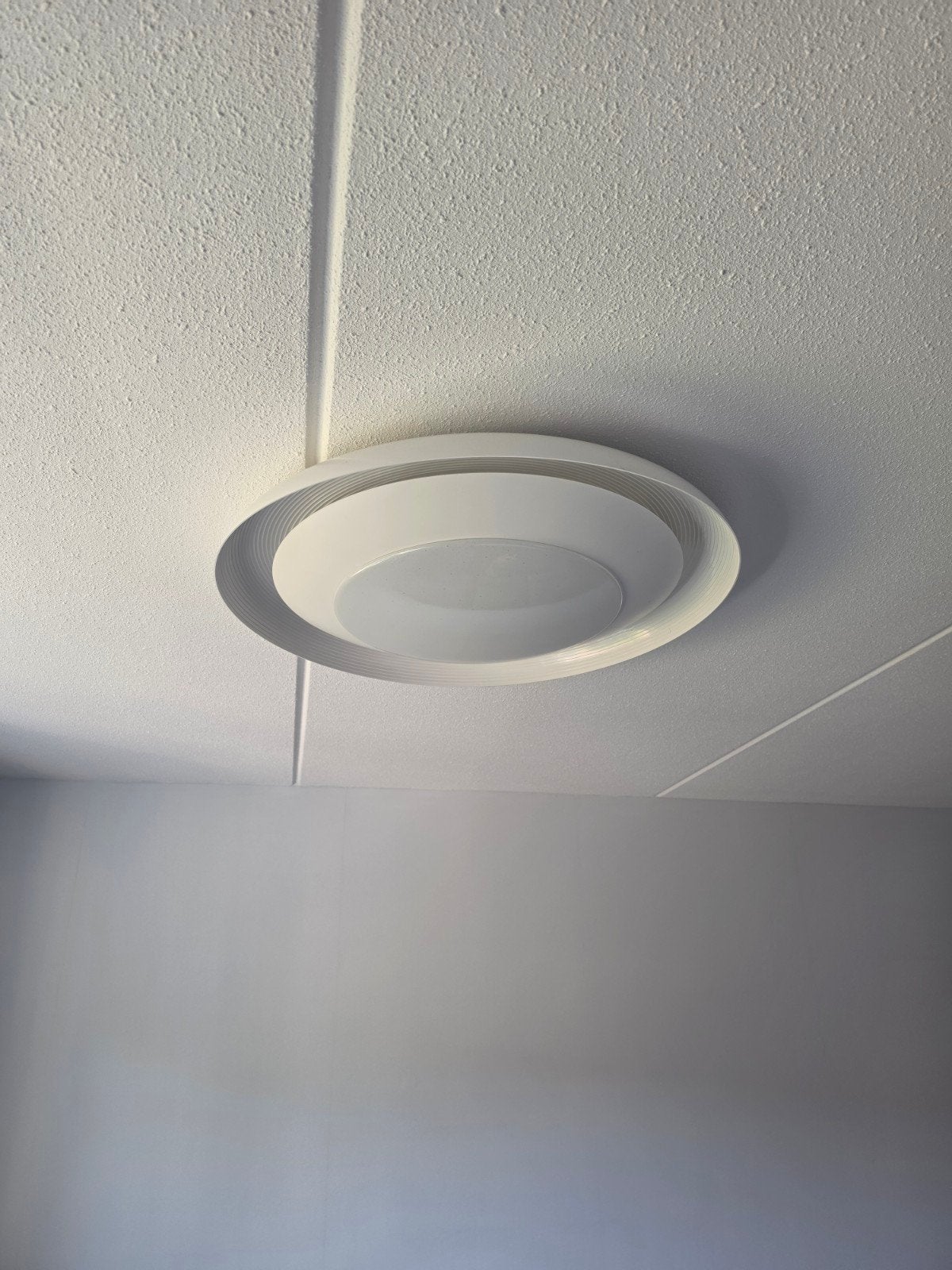 Lamp met afstandsbediening, Ophalen, Zo goed als nieuw, Plafondspot of Wandspot, Dimbaar