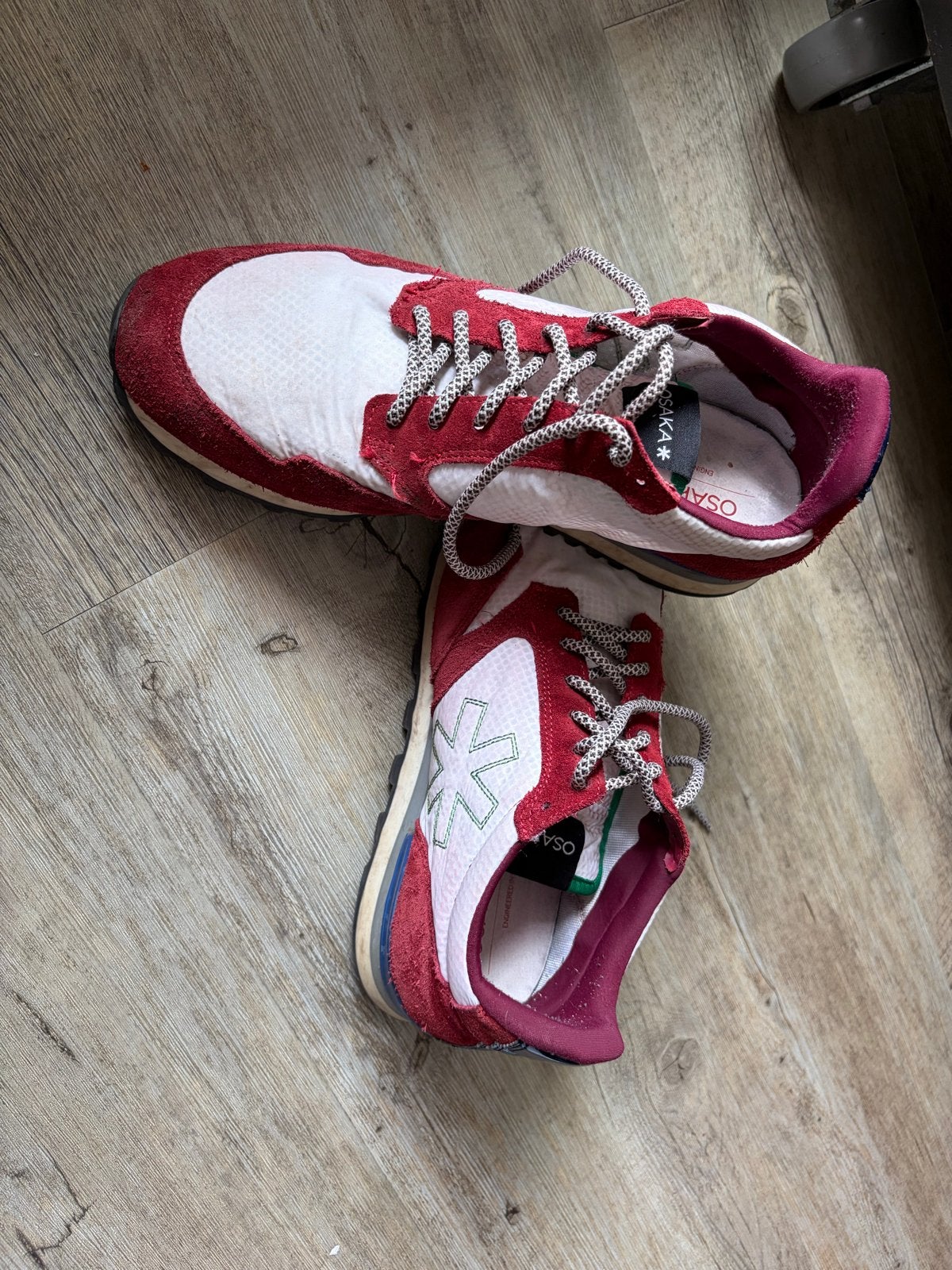 Rode en witte Osaka sneakers, maat 42, Kleding | Heren, Ophalen of Verzenden, Gedragen, Overige kleuren, Sneakers of Gympen