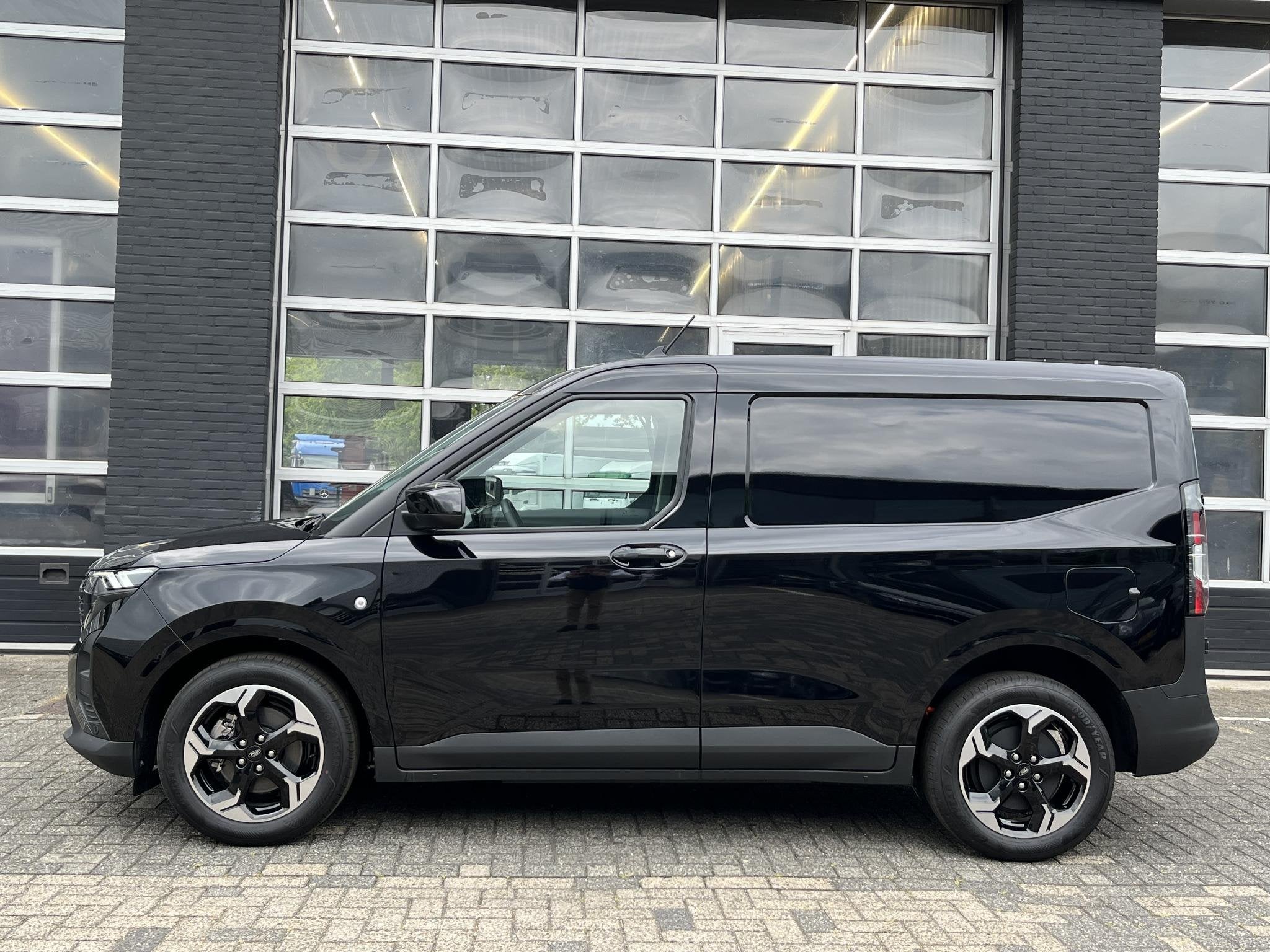 Ford E-Transit Courier Limited 46 kWh | Driver Assistance Pa, 324 km, 1524 kg, Nieuw, Automatische klimaatregeling