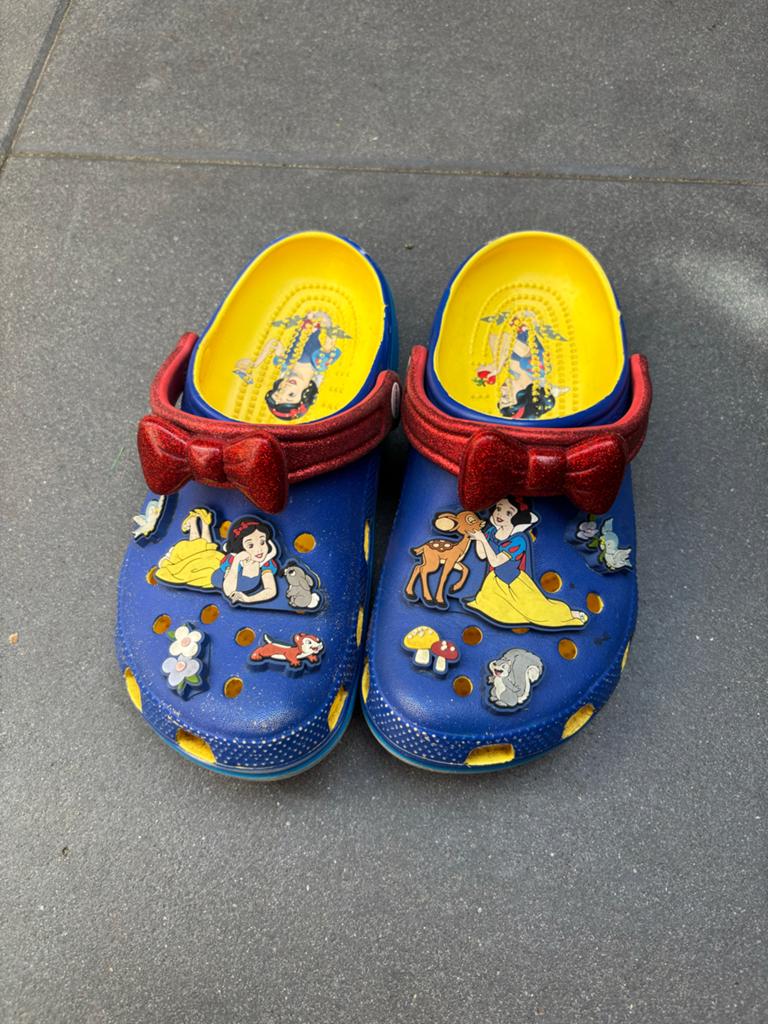Disney Crocs Sneeuwwitje mt 38 - Blauw/Geel met Jibbitz, Ophalen of Verzenden, Gedragen, Blauw