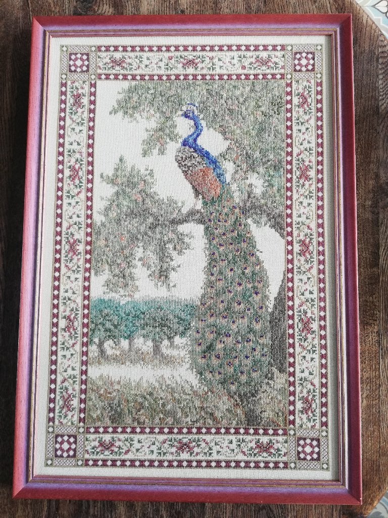 Prachtig ingelijst borduurwerk pauw 62 x 42,5 cm, Ophalen, 62 cm, Zo goed als nieuw, 43 cm