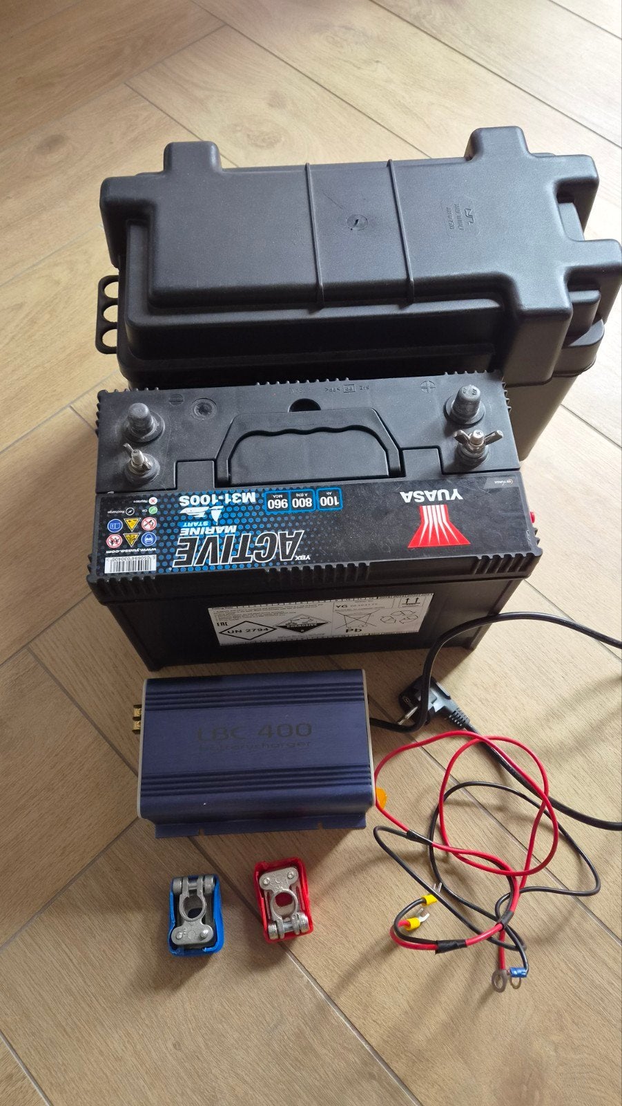 Yuasa M31-100S 12V 100Ah loodaccu met LBC400 acculader, Watersport en Boten, Ophalen of Verzenden, Motor en Techniek