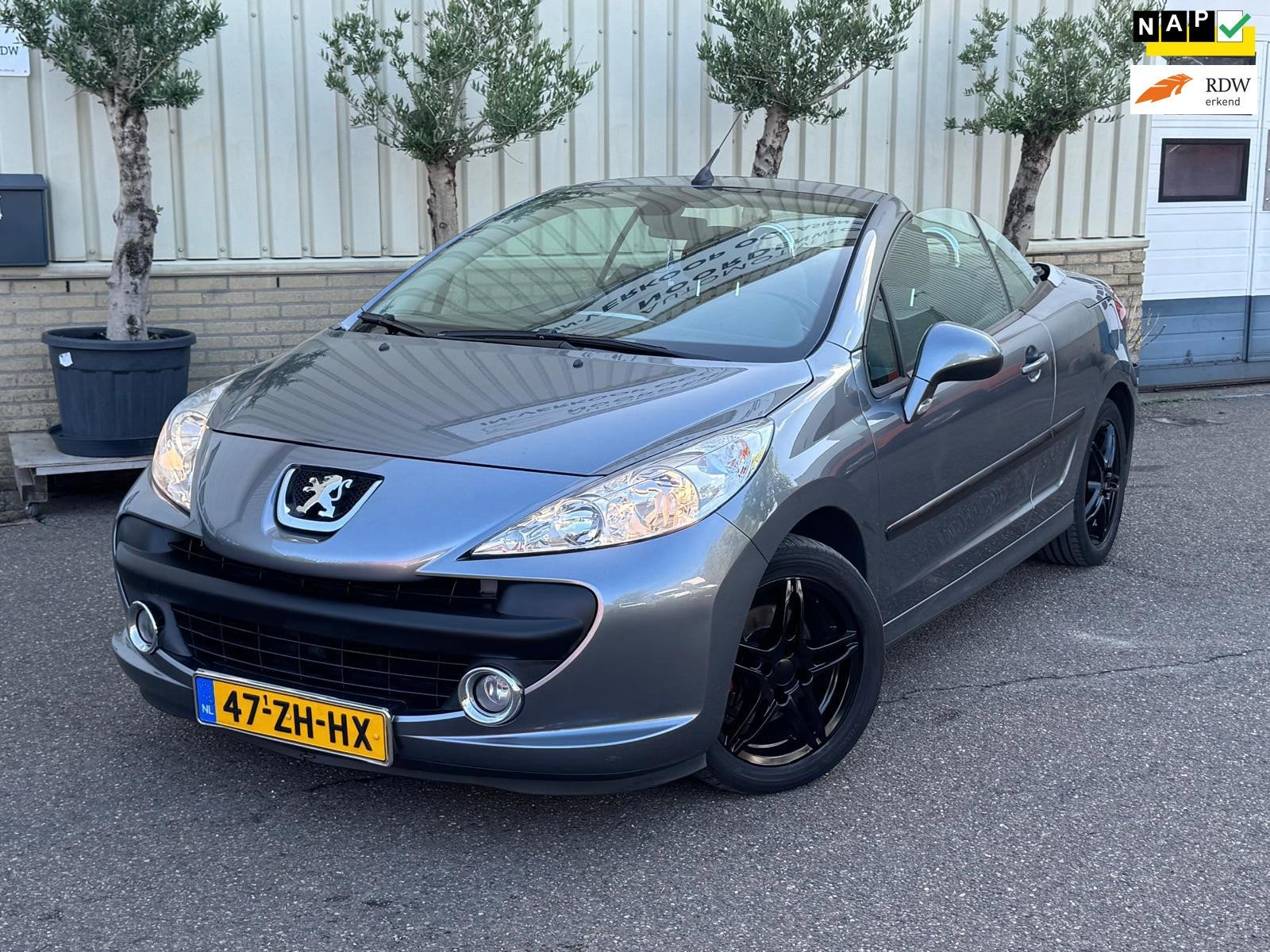 Peugeot 207 CC 1.6 VTi / CABRIO / ELEK. PAKKET / LM VELGEN /, Auto's, Peugeot, Voorwielaandrijving, Gebruikt, Zwart, 4 cilinders