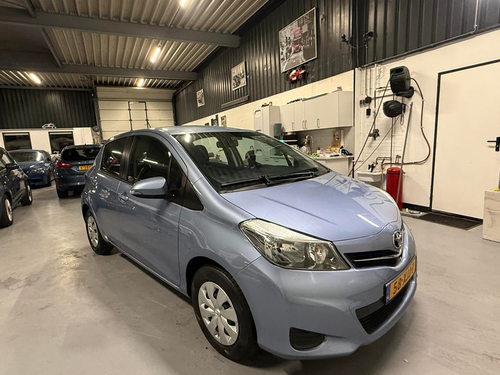 Toyota Yaris 1.0 12V Vvt-i 5DR 2012 NAP CAMERA NW APK, Auto's, 527 kg, 40 €/maand, 750 kg, Blauw