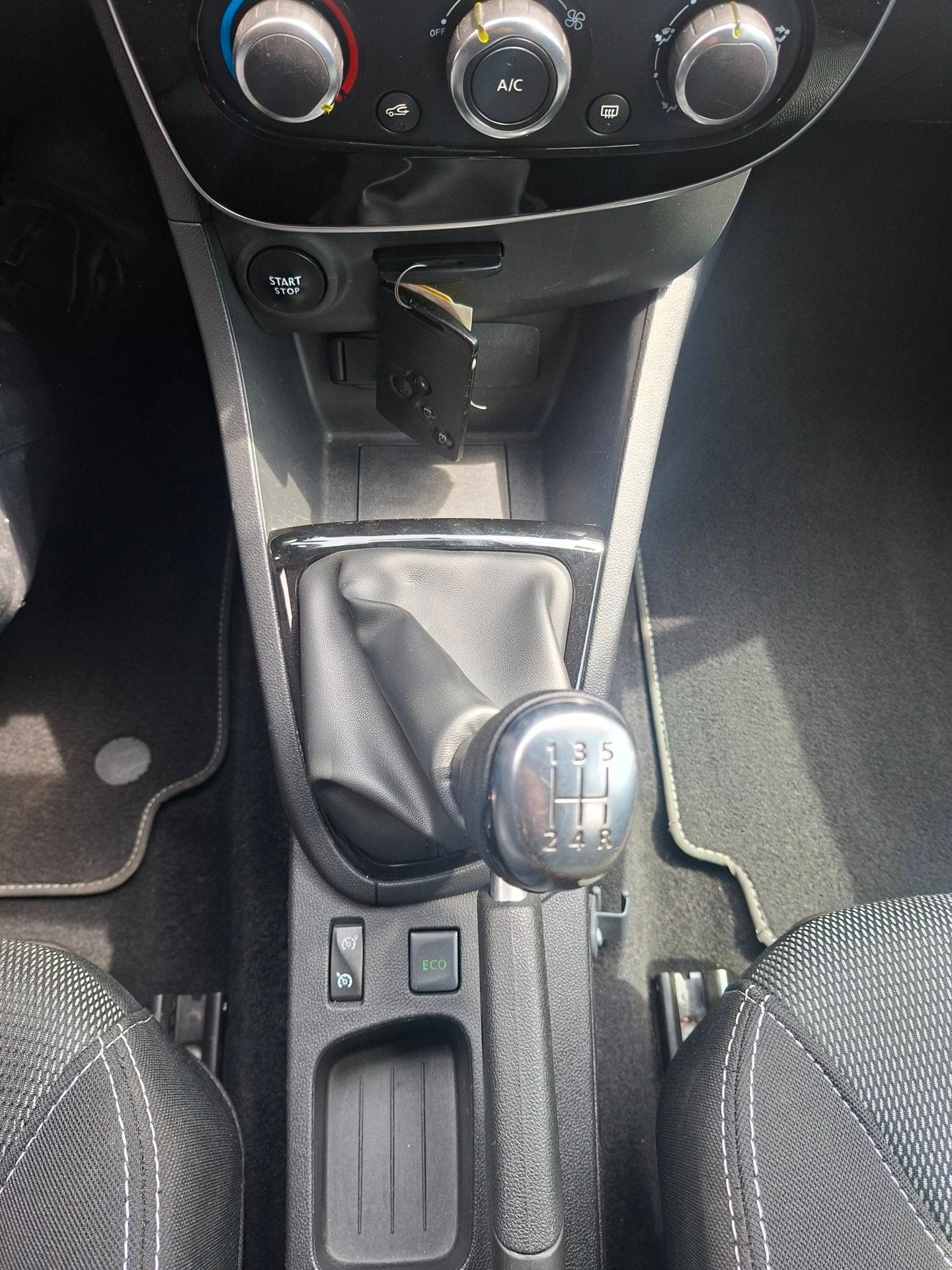 Foto 22 van Renault Clio 0.9 TCe Limited PDC Navi Airco Cruise Isofix